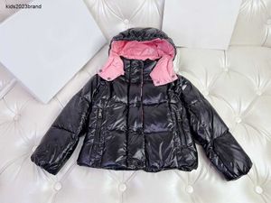 新しいダウンキッズコート冬の子供デザイナージャケットサイズ100-150ブラックピンクのコントラストカラーデザインチャイルドオーバーコートnov10