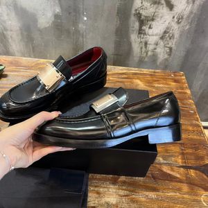 Designerskor Mocassino Loafers Luxury Men Leather Högkvalitativ i Pelle Di Vitello Lucida Spazzolata Loafers Business Leisure Detaljskor Size 39-45