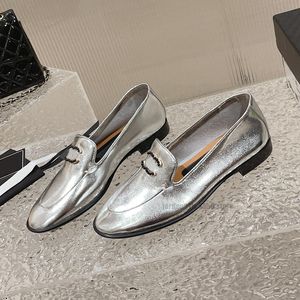 Designer kvinnor klädskor mjukt läderarbete pendlare loafers autentiska kohud lyx klassisk lady silvery platt botten båtskor