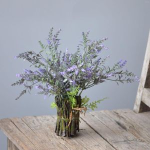 Dekorativa blommor faux vilda lavendelbunt med torkat trä rustik landsstilarrangemang