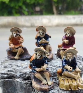 Figure giocattolo d'azione Shiwan-Pesce in ceramica Master Doll Pittura colorata Casa del pescatore Bonsai False Stone Mountain Decorazione Regali decorativi 231110