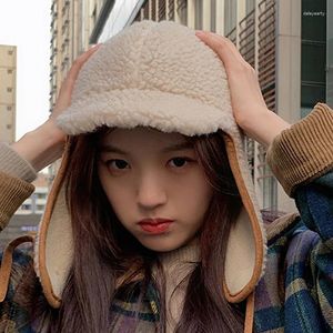 Berets Korea Plush Hat Lamb Hair Warme Thicke z koronkowymi w górę Up Ochrona Ucha Czapki Czapki jesienne Zima Kobiety wiatroodporne polarowe czapkę narciarską