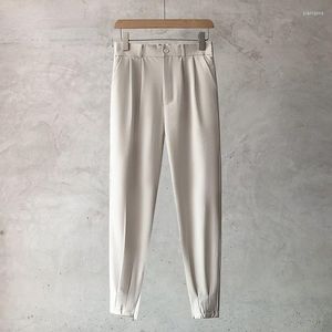 Calças masculinas 2023 Men Terne Botão Primavera Verão Moda coreana Pequenos pés plissados ​​Office Business Male calça sólida i82