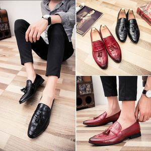 Luxury Fashion Business Dress Men Shoes Formal Slip On Dress Shoes Mens Oxfords Calzature Scarpe in pelle di alta qualità per uomo Mocassini stivali