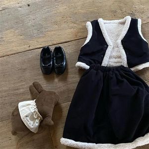 Set di abbigliamento Set da ragazza 2023 Gilet addensato Gonna Due pezzi Inverno Alla moda Caldo Casual Bambini Dolce carino