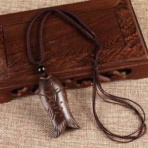 Hänge halsband etnisk stil handgjorda trä snidande fisk lång retro tröja kedja bomull och linne ornament halsband grossist