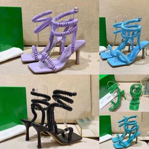 Modna klasyczna luksusowa designerska drut sandałowy Sandały Kobiety Roman Summer High Heele Party Sukienki Dark Cross Pasp Casual Beach Wear Sandal Bute