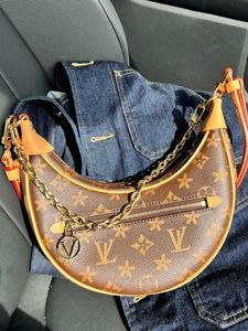 Topp Luxury Loop Designer Bag Croissant Påsar axel hobo designer handväska kosmetisk halvmåne baguette underarm handväska crossbody metall kedja samla in