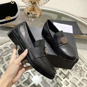 Designer Women's Loafers Fashion leather dress shoes High quality designer women's leather shoes thick heels buckle patent leather English style single lace box