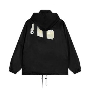 Высококачественная версия зимней новой семейной куртки Paris b с длинными рукавами и капюшоном 2024 года, обеспечивающая тепло, модную и повседневную универсальность. Стильная текстурированная куртка.
