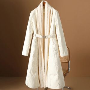 レディースのための白い小さな香りのスカーフカラー長いジャケットオフ冬のヨーロッパスタイルのコート231110