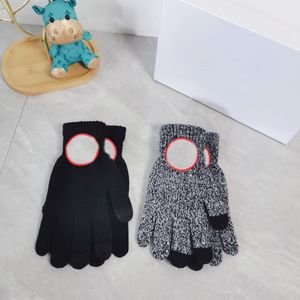 Designerhandschuhe gestrickt Winter Fünf Finger Handschuhe für Männer Frauen Paare hält warm warm voller Fingerfäusthers weiches Geschenk Geben