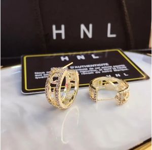 Premium Lüks Altın Huggie Hoop Küpeler Mektup Küpeler Cazibe Moda Tasarımcı Küpeler 18k Fine Twelry Klasik Kıdemli Logo Gençler Çift Aile Noel