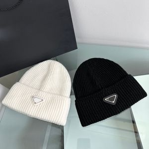 Märke inverterad triangel p stickad hatt designer beanie cap kvinnor damer varm vinter mössa unisex kashmir bokstäver avslappnade utomhusmonterade hattar