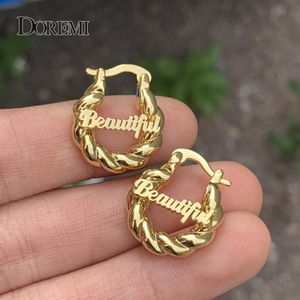 Hoop Huggie Doremi Mini 18mm Pequeno nome personalizado Earrings Twist Letter Personalized Letter para crianças Brincos para crianças Antiallergy 230411