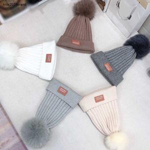 Nuevos sombreros de ganchillo para recién nacidos, productos de invierno para padres e hijos, sombrero de diseñador para niños, decoración de bolas de pelo, gorros tejidos para bebés Nov10