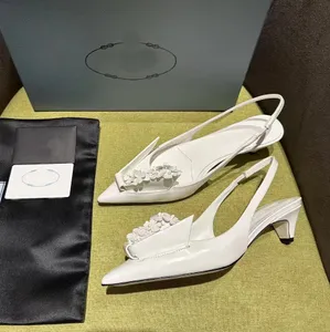 En iyi marka Slingbacks Kadınlar Deri Patchwork Lüks Tasarımcı Sandalet 4.5 cm Düşük Topuk Çiçek Dekoratif Dekoratif Ayak Bileği Kayışı Klasik Sandık Ayakkabıları