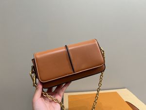 Moda Bolsa Crossbody Women Postman Bag Metal Login Leather Fuckle Saco de ombro aberto NOVO Designer High End Luxury Chain Bag