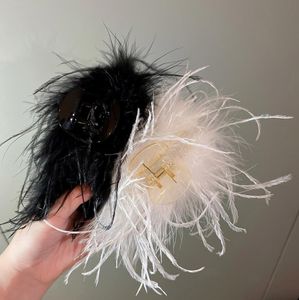 女性用エレガントなダチョウの羽毛ヘアクリップ冬のポニーテールクランプクロークリップピンファッションオーナメントアクセサリ