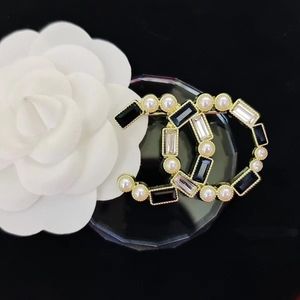Kadın Mücevherler İnci Kristal Broşlar Tasarımcı Marka Mektubu Broş Pin Moda Mücevher Aksesuarları Parti Hediyesi