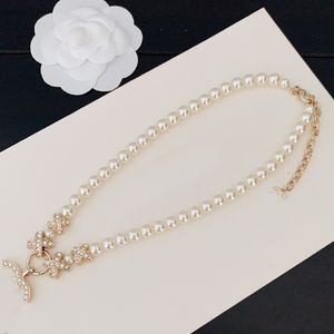 Hög lyxmode Pearl Chain Gold Necklace Full Diamond Four Leaf Grass Dekorativ bokstav Hängen för pojke Designsmycken Högkvalitativ Copper Charm Halsband