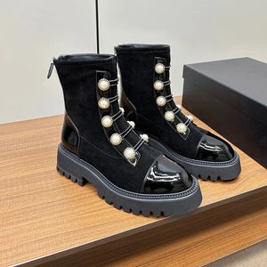 Calfskin Velvet Pearl Combat Short Boots Cap Toe Chain حول بيرل القتال أحذية جلدية مكتنزة منصة لؤلؤة زر الكاحل أحذية الجلود الفارس المصممين