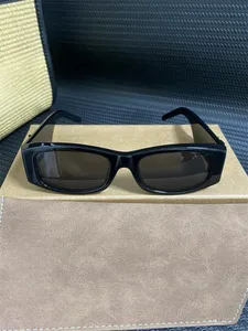 Sommarmode lyxiga solglasögon med brevlogo solglasögon med presentförpackning