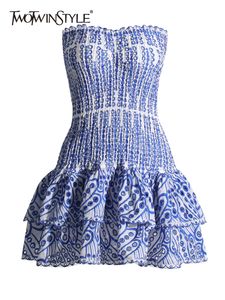 Casual Dresses Twotwinstyle Cut Out Layered Hem Sexig klänning för kvinnor stropplösa ärmlös från axel hög midja minikläder 230411