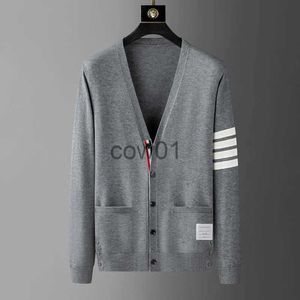 Suéter masculino leve marca de luxo de malha cardigan masculino 2023 outono tendência de alta qualidade clássico quatro barras versão coreana casual suéter com decote em v casaco j231111