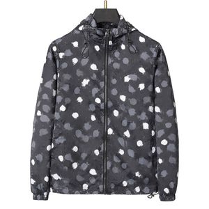 Designer Mens Black Jackets Black Letter Graffiti Male Coats Hooded Coat Windproof Outdoor Casual Fashion Jacket Outdoorwear Luxury Brand Mens Coats Tops kläder