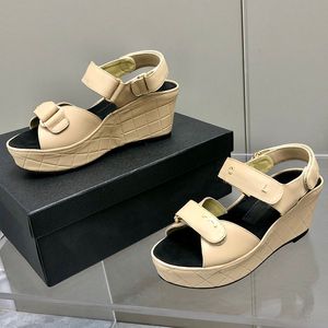 Cowhide Platform Heel höjd 6.5 cm sandaler designer kil klackar klädskor damer quiltade textur guldton metall glider med jeans storlek 40 41 retro svarta mulor