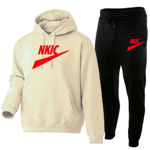 Primavera Autunno Nuovi uomini Tute Sport di marca Felpa con cappuccio stampata Set per uomo Fleece Casual Designer Sportswear Abiti da uomo Abbigliamento