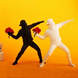 Decorative Objects Figurines Cool Resin Banksy Sculptures Flower Thrower Statue Bomber Home Modern Desk Ornaments Collectible Figurine 230411