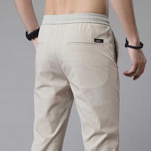 Pantaloni da uomo Primavera Estate 2022 Pantaloni casual da uomo Pantaloni dritti sottili Pantaloni elasticizzati traspiranti slim maschili Pantaloni da jogging sportivi cachi per uomo W0414