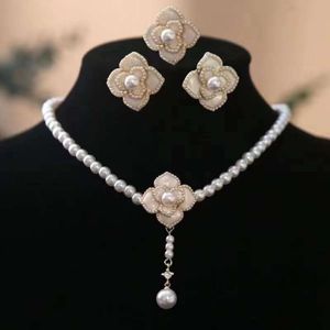 Camellia Pearl Necklace Earring Ringセット、女性の花のニッチ気質、ファッショナブルな新しい鎖骨チェーン