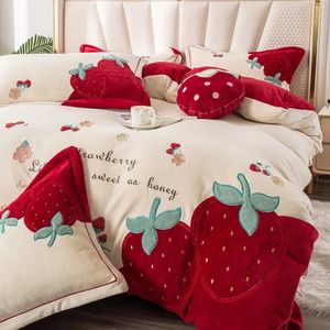 Sängkläder set söta jordgubbsblommor Applique Soft Soft Velvet Fleece Sängkläder set kort plysch varm drottning King täcke täcke set lakan kudde 231110
