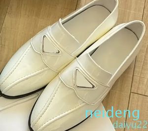 Neues Damen-Kleid mit flachem Boden, luxuriöser Designer-Klassiker, dreieckiger Loafer-Schuh, importiertes Lackleder, Gummi, große Sohle, Anti-Rutsch-Damen-Kalbsleder-Schuhe