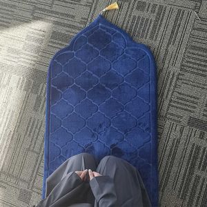 Carpet Prayer Mat for Muslim Ramadan Flannel Carpet Worship Kneel Embossing Floor Carpets 2023 Nonslip Soft Portable Travel Prayer Rug Z0411