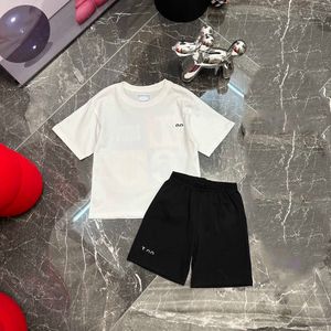 23ss Boys Short Shorts костюма для детей детский дизайнерский дизайнерская одежда круглой шею чистая хлопковая задняя печать вышивая шорты с короткими рукава