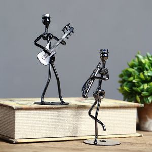 Inny wystrój domu metalowy muzyk gitarzysta statua instrument muzyczny Little Iron Art Collectible Figurine Home Cafe Biuro Książka Dekorat 230412