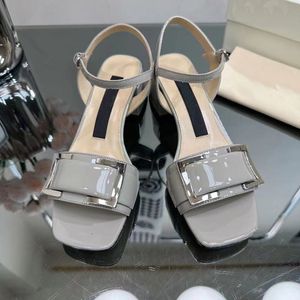 Kvinnors sandaler tjock häl 5.5 cm sandaler 2023 Senaste högklackade tjejdesigner High Heel Naked Shoes Summer Square Toe Shoes 35-42