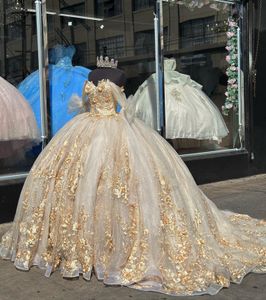 Lyxig champagne quinceanera klänningar med guld 3d blommor blommor applikationer spets prinsessa boll klänning söt 16 klänning från axeln baksida spets upp prom brithday slitage