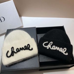Desginer Chanels 진주 작은 향기로운 바람 모발 모자 토끼 머리 따뜻한 니트 모자 여성 패션 북유럽 겨울 냉기 모자 추천