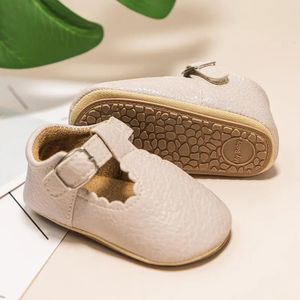 Första Walkers Kidsun Born Baby Shoes Stripe Pu Leather Boy Girl Shoes Toddler Rubber Sole Anti-Slip First Walkers Spädbarn Mockasins 231110