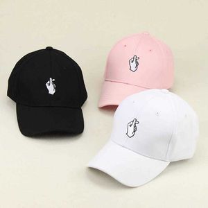 Bollmössor mode män kvinnor pojkar älskar på finger baseball cap justerbar strapbk trucker hattar sommar solskyddsmedel blk/ rosa/ vit p230412