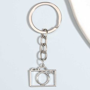 Nyckelringar Metal Keychain Hollow Camera Key Ring Photographic Tools Nyckelkedjor för kvinnor Män ryggsäck Accessorie DIY Handgjorda juveler Gifts AA230411
