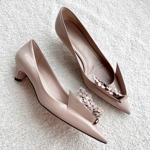 Toppkvalitet Nya kvinnors balettlägenheter Origami Flower Pumpar Polerad läder Låg häl pekade tå Slingbacks Skor Slip-on Womens Designers Evening Party Dress Shoe Shoe