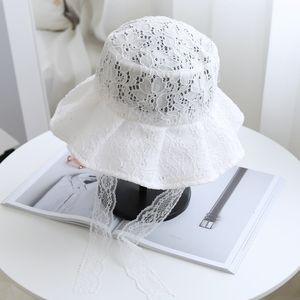 Stingy Brim Hats OMEA LACE BUCKET HAT KVINNER SOMER SUN Visor Fashion Fisherman Elegant Floral Hat With Ribbon Floppy Cap Holiday Luxury Designer 230411