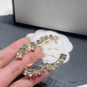 Luxury Designer Brand Letter Brooches Women Stainless Steel 18K Gold Plated Crystal Rhinestone Jewelry Brooch Lady Pearl Pin Marry Wedding Accessorie D113