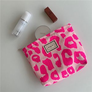 Bolsas de cosméticos estampares de leopardo rosa Bolsa feminina FLORES RETRO Damas pequenas bolsas de embreagem bolsas de viagem Bolsas de lápis de colegial 230412